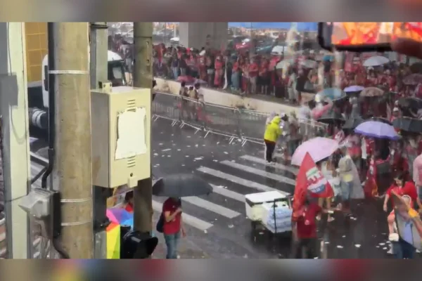 Chuva forte surpreende apoiadores antes de ato de Lula em MG