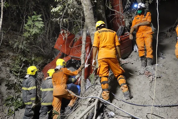 Bombeiros salvam motorista de carreta que caiu em ribanceira. Veja vídeo