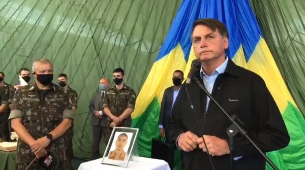 Bolsonaro em velório de paraquedista