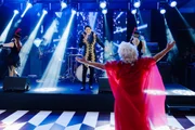 Cosete Ramos brilha na pista de dança ao som de sucessos da juventude