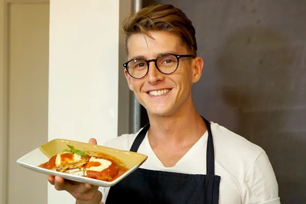 Merenda de solteiro: prepare um rápido filé à parmegiana