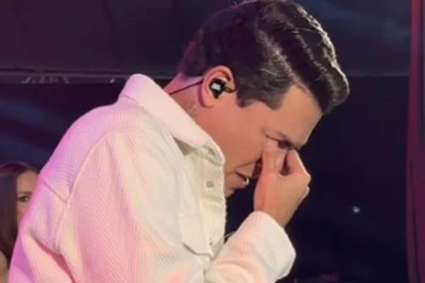 FOTO COLORIDA DE FELIPE ARAÚJO CHORANDO - metrópoles