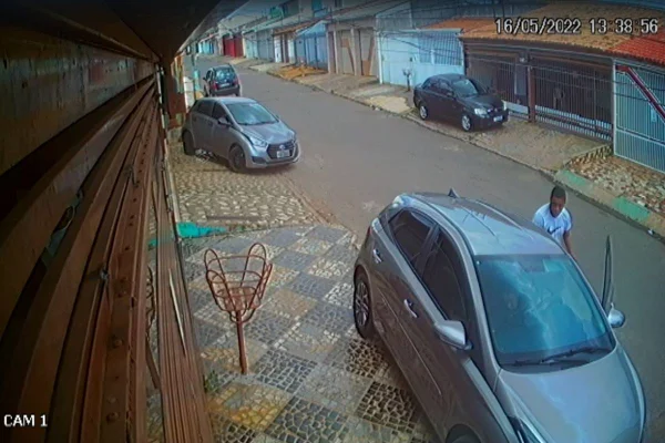 Ladrão próximo do carro roubado