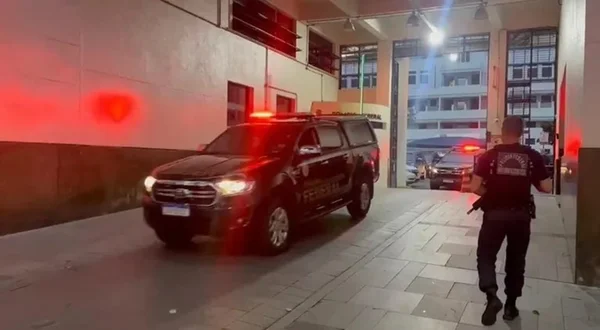 Imagem colorida de viatura da PF e policial - Metrópoles
