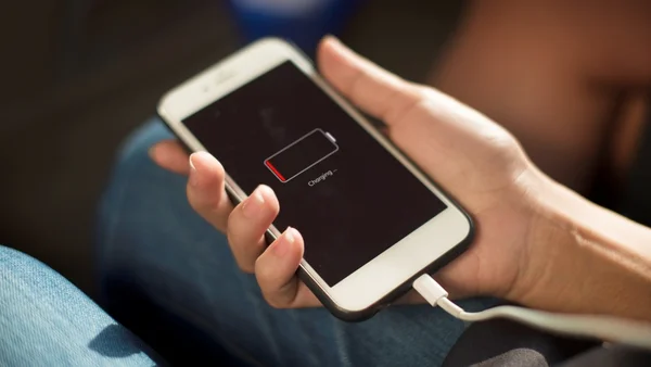 Erro comum ao carregar celular pode danificar aparelho e cabo