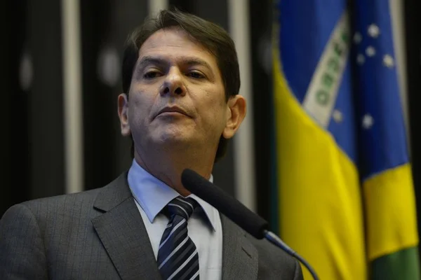 Após confusão com petistas, Cid Gomes declara apoio e pede votos a Haddad