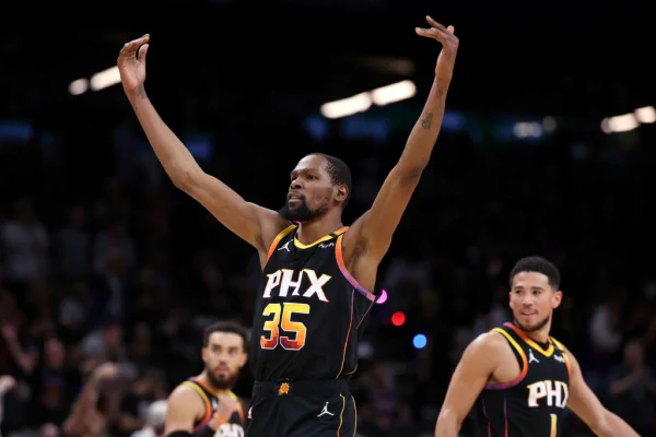 Imagem colorida de Kevin Durant durante jogo da NBA pelo Phoenix Suns- Metrópoles