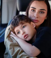 Tainá Castro e o filho, Matteo, posam sérios para o Instagram