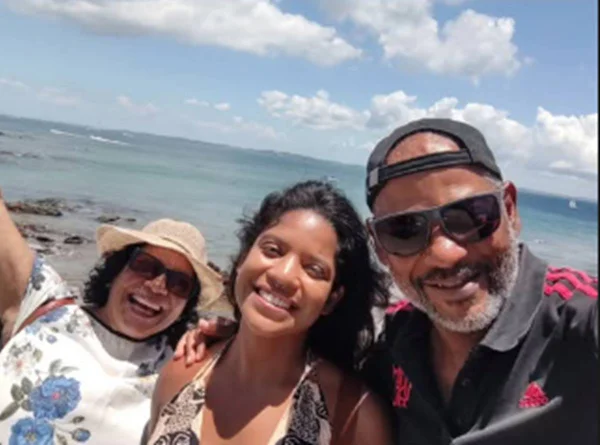 Imagem colorida de família de brasileira - Metrópoles