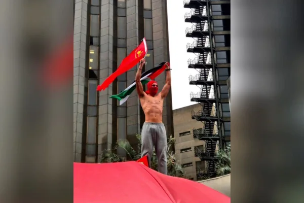 Quem é o "gostoso da Paulista", que viralizou após ato pró-Lula em SP