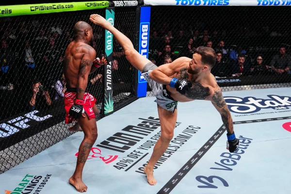 Foto colorida de Maurício Ruffy aplicando golpe impressionante em Bobby Green, no UFC 313 - Metrópoles