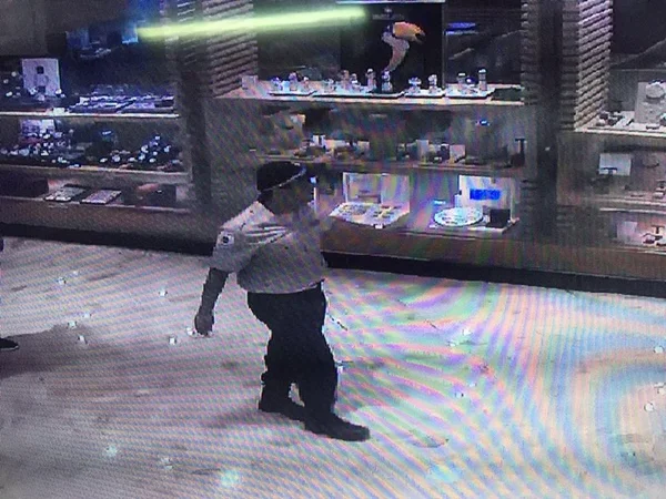Assaltantes invadem joalheria no ParkShopping e levam objetos de luxo