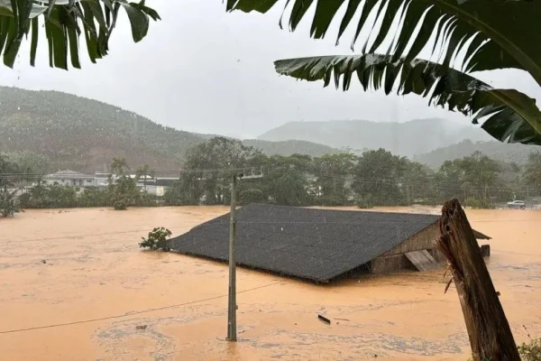 Imagem colorida de casa submersa em Santa Catarina - Metrópoles