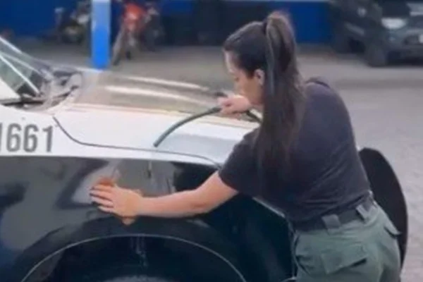 Policial influencer é advertida após publicar vídeo lavando viatura