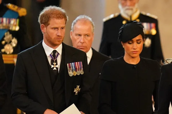 Desprezados, Harry e Meghan são rebaixados em novo golpe de Charles