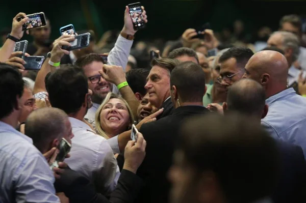 Em agenda em SP, Bolsonaro fala em buscar votos “fora da família”