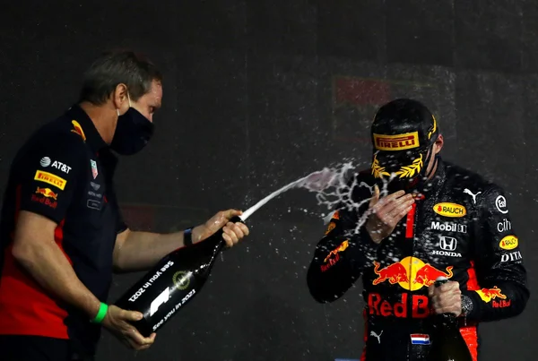 Verstappen ganha em Abu Dhabi