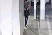 Depois, ele sai em direção ao elevador do condomínio