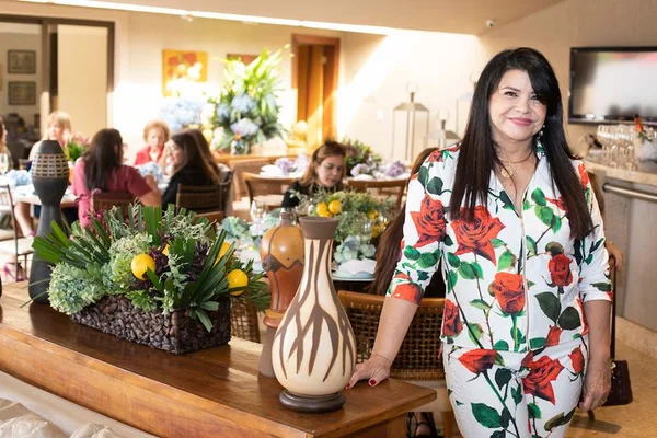 Nevinha Costa celebra aniversário com almoço ao ar livre
