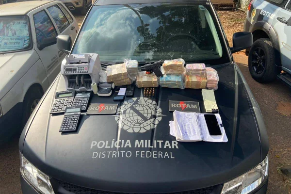 Dinheiro e armas apreendidos pela PMDF