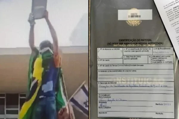 Homem levanta réplica da Constituição Federal após atos de 8 de janeiro