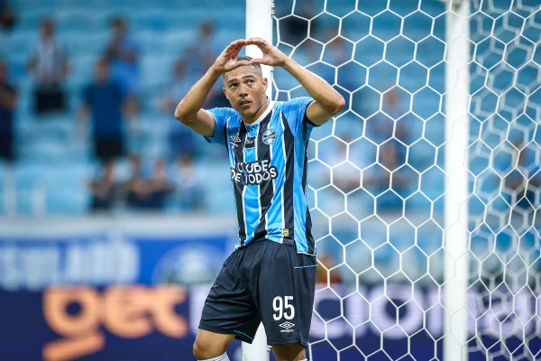 Carlos Vinícius tem média de gols impressionante pelo Grêmio; confira