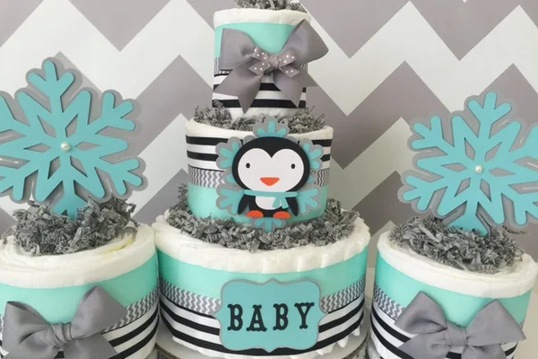 Chá de bebê! Aprenda a fazer e decorar um bolo de fraldas em casa