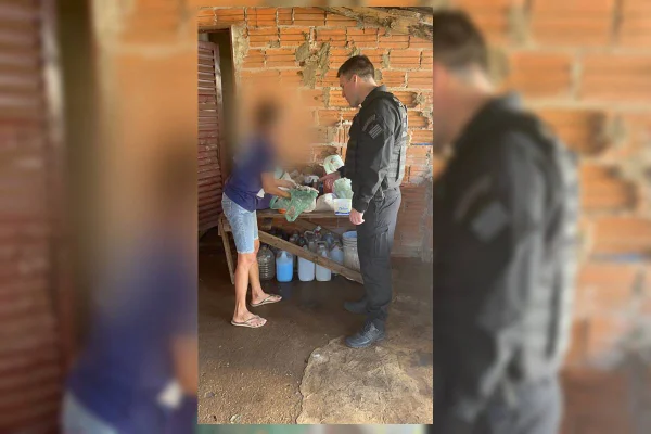 Imagem colorida de prisão de mulher que jogou soda cáustica no pênis do marido