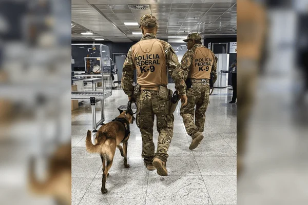 Imagem colorida de agentes da Polícia Federal em fiscalização contra drogas em aeroporto - Metrópoles