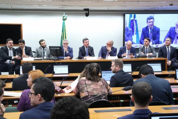 Foto colorida do grupo de trabalho da reforma tributária na Câmara dos Deputados - Metrópoles