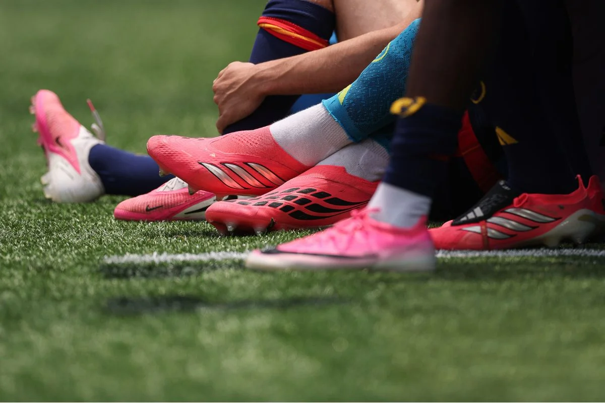 Adidas se desculpa por polêmica com chuteiras rosas na Copa do Mundo