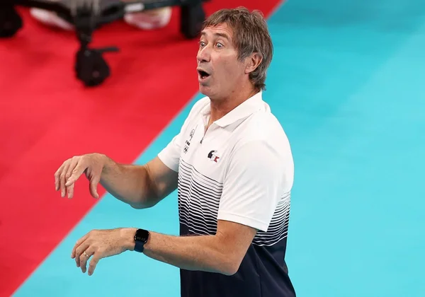 Técnico dá “peixinho” em vitória da França no vôlei nas Olimpíadas