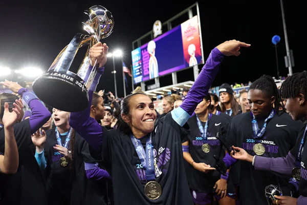 Imagem colorida de Marta no Orlando Pride - Metrópoles
