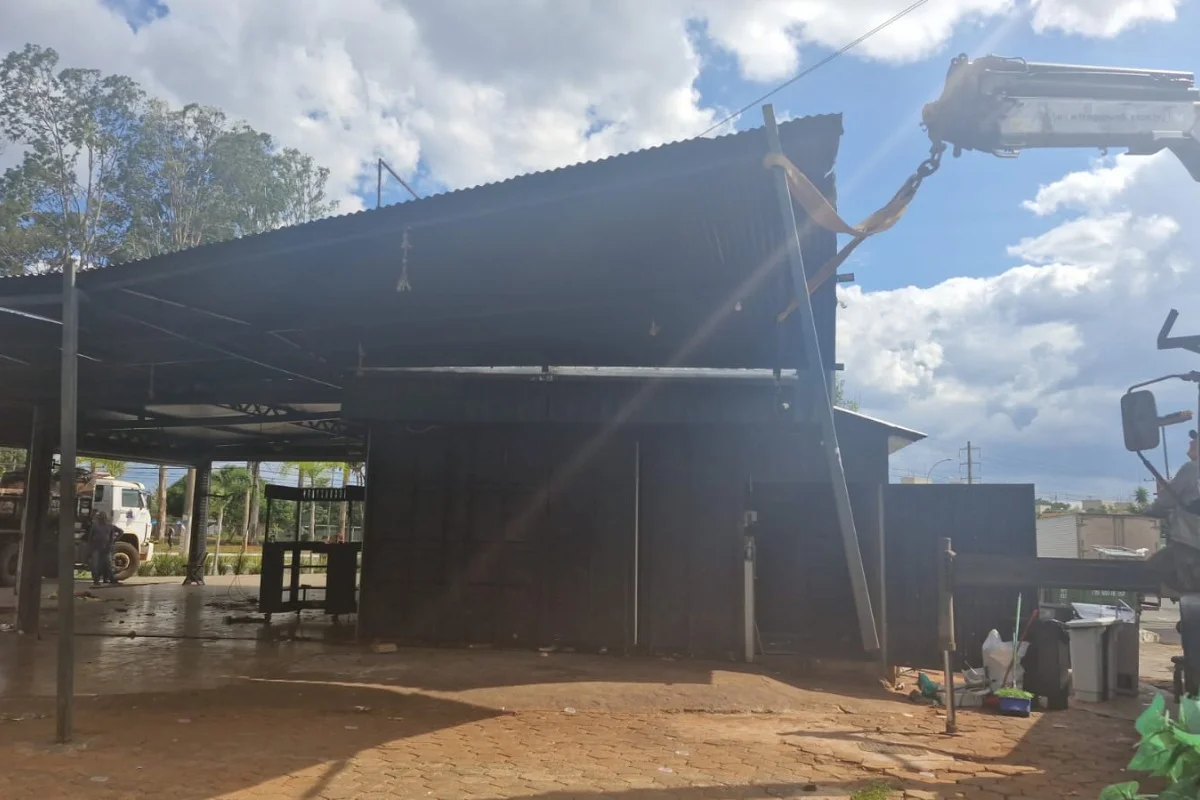 O Buteco da Uni, localizado na quadra 1.101 do Cruzeiro Novo (DF), foi alvo de derrubada da Secretaria de Estado de Proteção da Ordem Urbanística do Distrito Federal (DF Legal), na manhã desta terça-feira (18/11). O Buteco da Uni, localizado na quadra 1.101 do Cruzeiro Novo (DF), foi alvo de derrubada da Secretaria de Estado de Proteção da Ordem Urbanística do Distrito Federal (DF Legal), na manhã desta terça-feira (18/11).