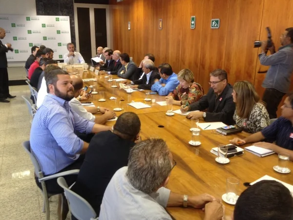 Sem acordo, servidores do DF abandonam reunião e anunciam greve a partir de quinta