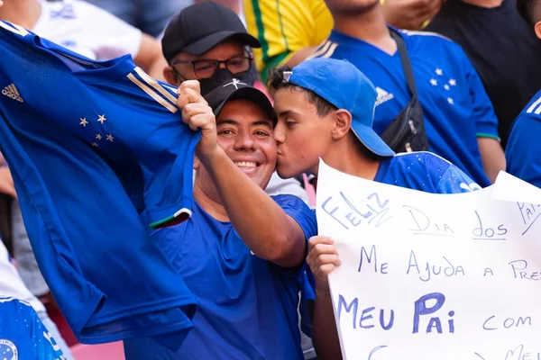 Luiz Queiroz, de 41 anos, e o filho Davi, de 14 anos, torcedores do Cruzeiro.