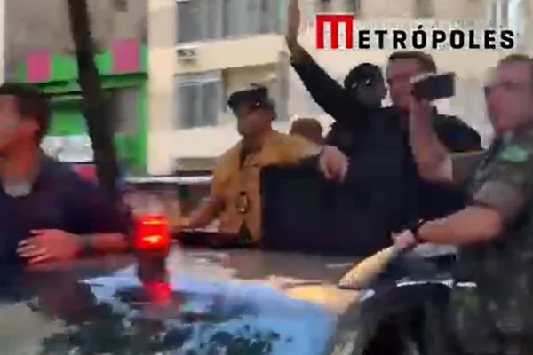 Vídeo: Bolsonaro deixa Copacabana em carro aberto e recebe aplausos