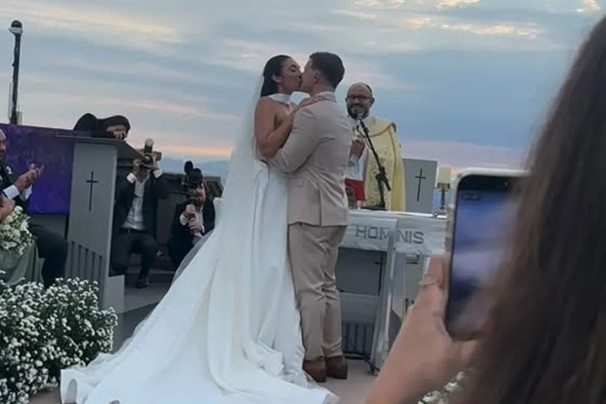 Jeniffer Costa Luna e Francesco dão beijo após se casarem Jeniffer Costa Luna e Francesco dão beijo após se casarem