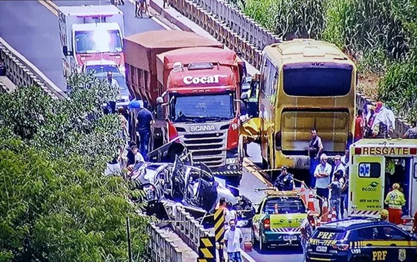 Grave acidente entre ônibus, carreta e carros interdita BR-050