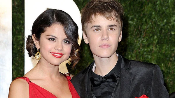 Selena Gomez e Justin Bieber são flagrados passando a noite juntos