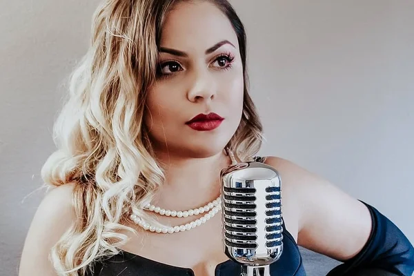 Ex-The Voice Brasil se lança no mercado internacional