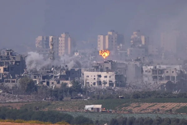 Imagem colorida mostra A fumaça sobe de uma explosão em Gaza em 28 de outubro de 2023 em Sderot, Israel - Metrópoles