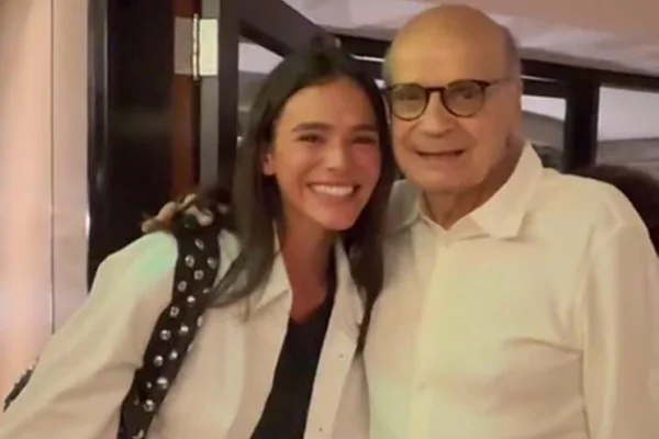 Print colorido de um vídeo de Bruna Marquezine e Drauzio Varella - Metrópoles