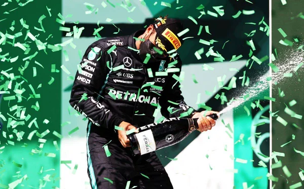 Hamilton leva susto, se recupera e vence GP de Portugal de Fórmula 1