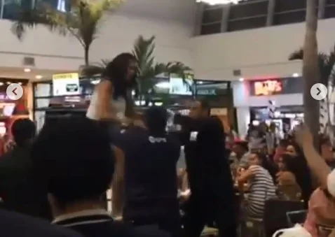 Mulher foi retirada do shopping quando protestou