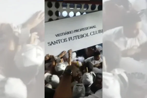 Torcedores do Santos protestam na Vila Belmiro