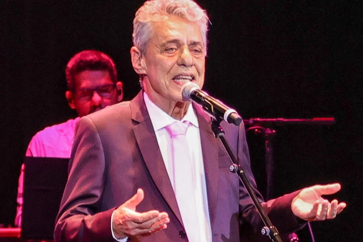Chico Buarque é clicado durante apresentação Chico Buarque é clicado durante apresentação