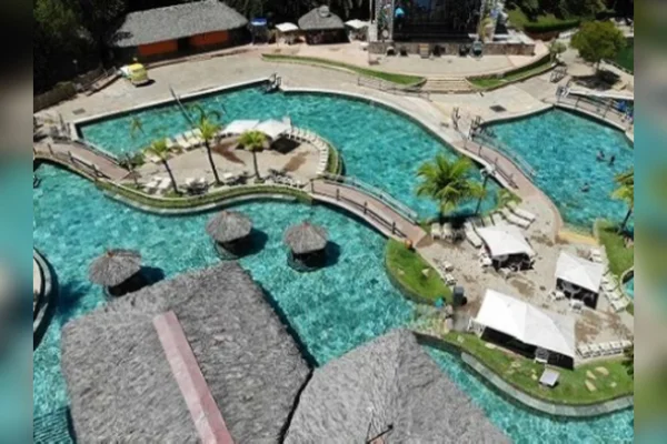 Imagem colorida de um parque aquatico - Metrópoles