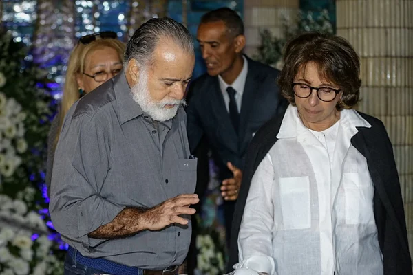 Tony Ramos, de camisa social azul, compareceu ao velório de Aracy Balabanian - Metrópoles