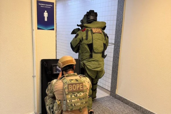 Imagem colorida de Bope e PF em aeroporto de Goiânia atendendo ocorrência de suporta bomba - Metrópoles